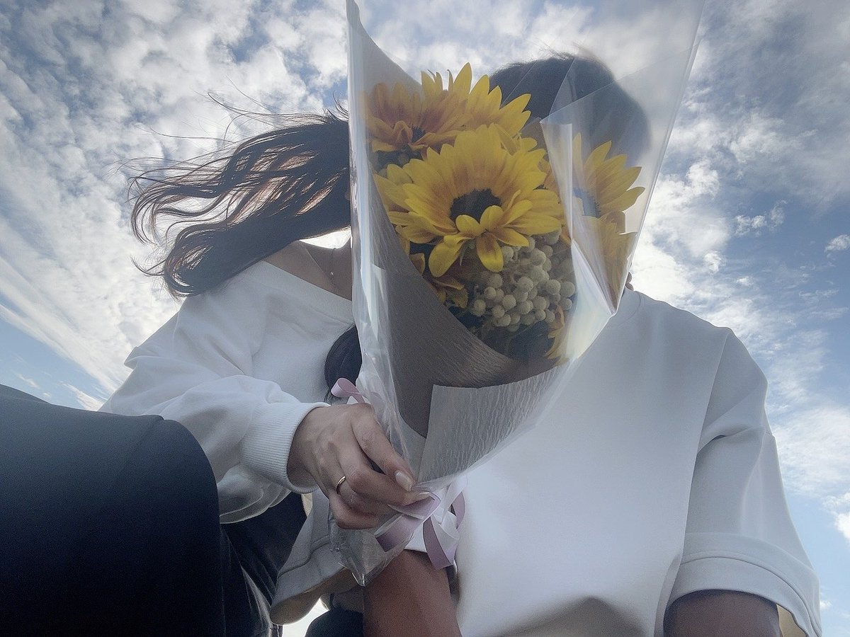 私事ではございますが、この度かねてよりお付き合いしていた方と入籍いたしました。
僕にとって世界一素敵な方と出会うことができ、結婚できたことを幸せに思います。
これからお互い支え合いながら2人にとっていい家庭を築いていきたいと思います。
今後とも応援よろしくお願いします。