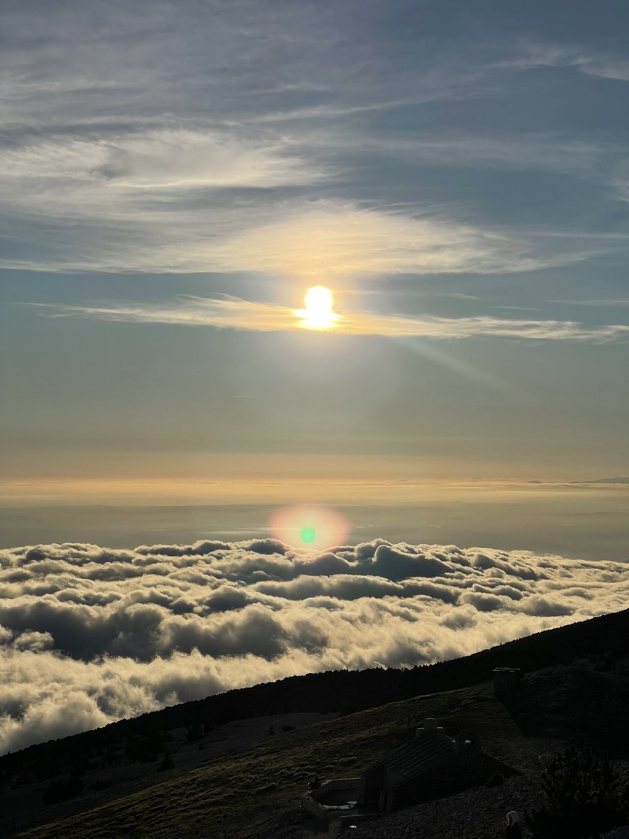 farestmind's tweet photo. Au dessus des nuages au mont Ventoux #vaucluse #montventoux https://t.co/Tb0mEu23hA