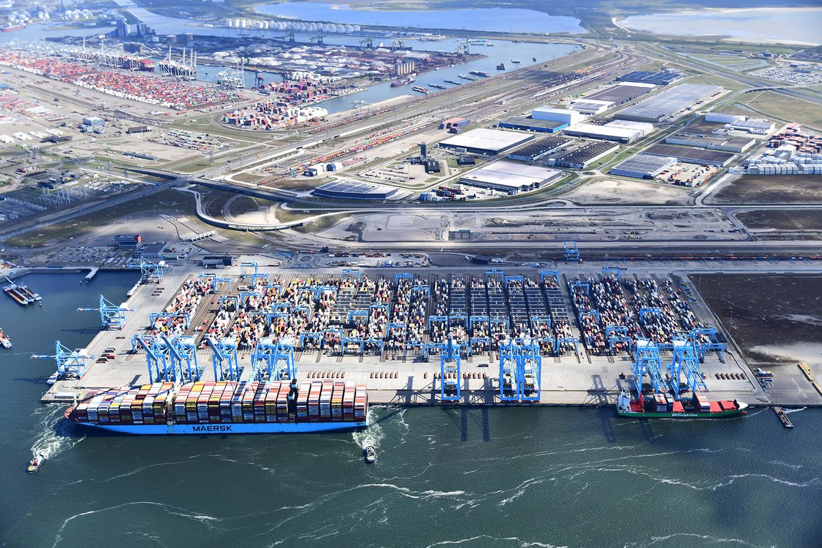 HavenRotterdam's tweet photo. APM Terminals Maasvlakte II zal zijn terminal vanaf 2028 voorzien van #walstroom. Een belangrijke stap in de verduurzaming van de Rotterdamse haven. Hierdoor kunnen zeeschepen vanaf 2028 tijdens hun verblijf in de haven van schone energie worden voorzien. https://t.co/lcxLdo0uev https://t.co/JKoFlRcn1U