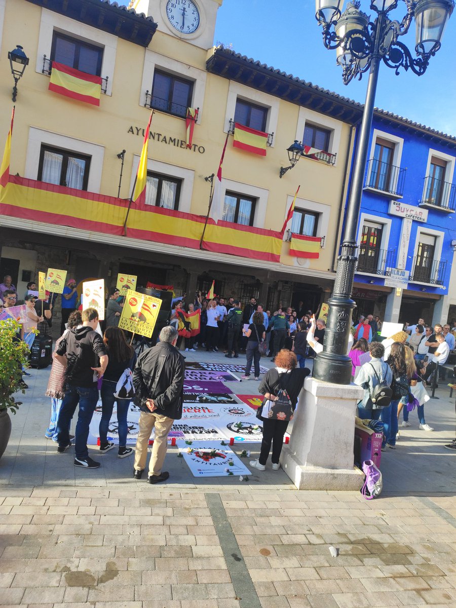 FuenlaAntitaur's tweet photo. Ayer en Tendilla (Guadalajara) hicimos 1 concentración en repulsa a los acontecimientos ocurridos hace unas semanas dnde se atropelló  a un toro causándole la muerte. Vivimos ambiente hostil pero seguiremos luchando
Agradecer a @GuAntitaurina y resto d compis
#hastalaabolicion https://t.co/hX8c7dM7aU
