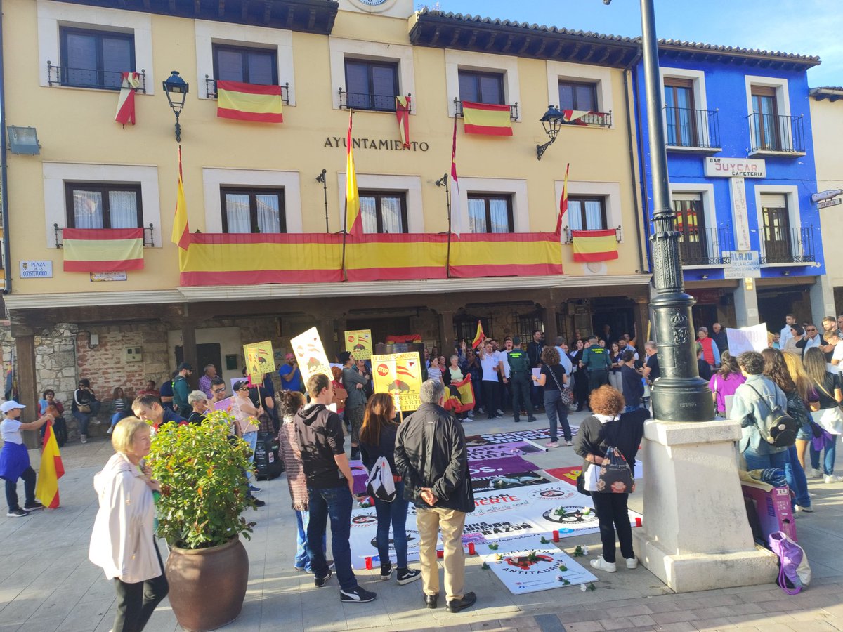 Ayer en Tendilla (Guadalajara) hicimos 1 concentración en repulsa a los acontecimientos ocurridos hace unas semanas dnde se atropelló  a un toro causándole la muerte. Vivimos ambiente hostil pero seguiremos luchando
Agradecer a <a href="/GuAntitaurina/">Guadalajara Antitaurina</a> y resto d compis
#hastalaabolicion