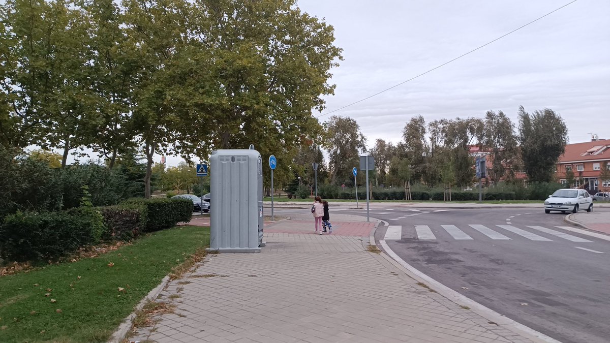 Isina_AR's tweet photo. @AytoLeganes ¿no había otro sitio para poner el urinario en Valdepelayo? Justo en la entrada del parque y al lado del paso de peatones... El olor a pis es insoportable y se sale cuando se usa... Deberían buscar una alternativa que incomode menos a los vecinos... https://t.co/mT3cOBJkhb