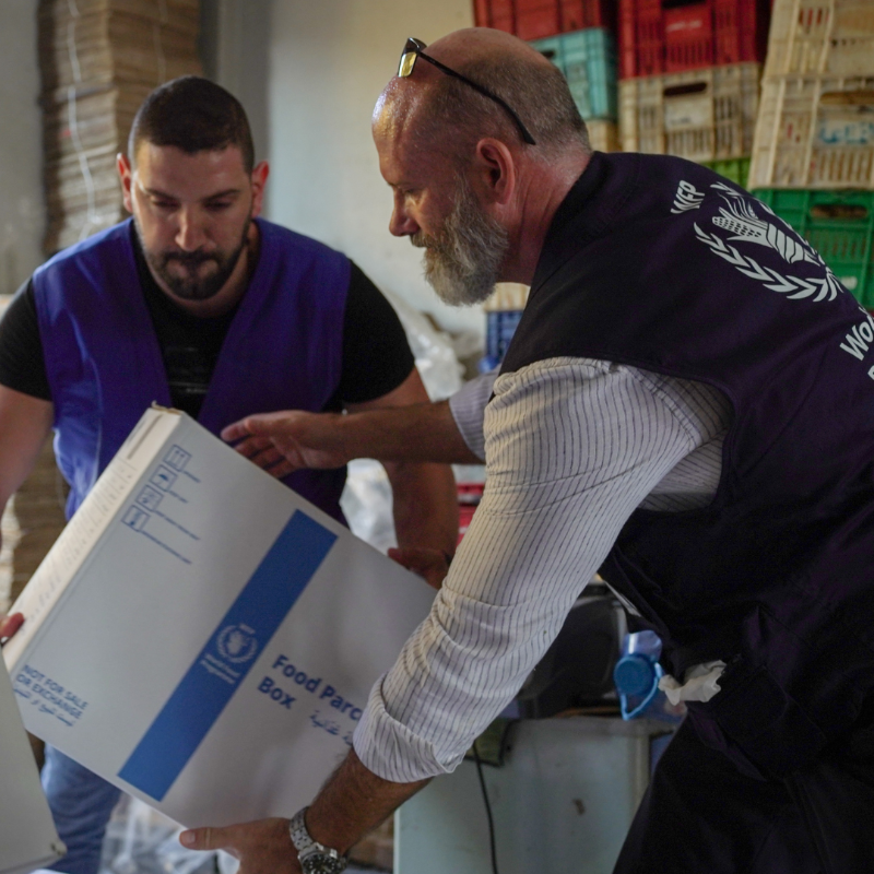 WFP_MENA's tweet photo. “De-escalation now” — WFP warns against spreading Middle East crisis.

People are fleeing orange-red skies. Shelters crammed with families &amp; homes turned into rubble.

As conflict moves from #Gaza to #Lebanon, @mfjhollingworth describes the growing humanitarian needs.

👇For more