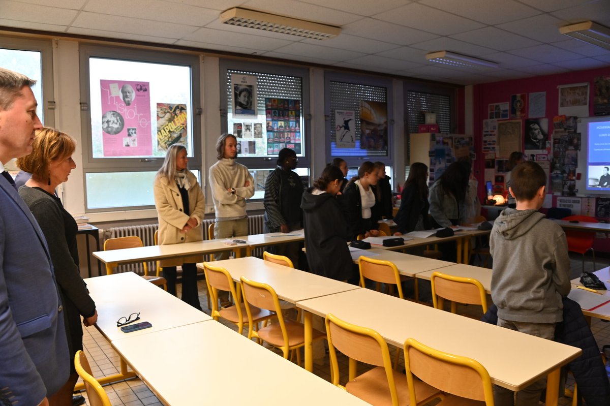 AcLille's tweet photo. Une minute de silence à la mémoire de Dominique Bernard et Samuel Paty a été observée dans les établissements @aclille ainsi que dans les services académiques.
Valérie Cabuil s'est rendue accompagnée de Bertrand Gaume @prefet59 et du DASEN @dsden59 au collège Zola de Wattrelos. https://t.co/PqZppnJDtx