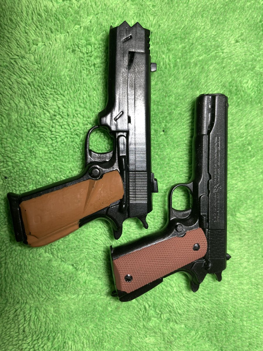 コルトガバメントM1911を作ってみました。
これは千束の銃を作る時に参考にした物なので、最近に取り入れているマガジンの脱着等が何も取り入れていない銃です。
最近レジンの銘柄を変えたのですが、しっかりとプリント出来て良い感じですがチョット固く欠けやすいみたいです。
