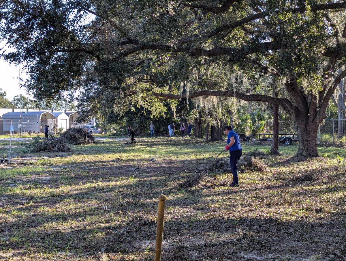 UFCitrusBugs's tweet image. Thanks to all who were able to help clean up @UFIFASCitrusREC this morning. 💙🍊 @UF_IFAS