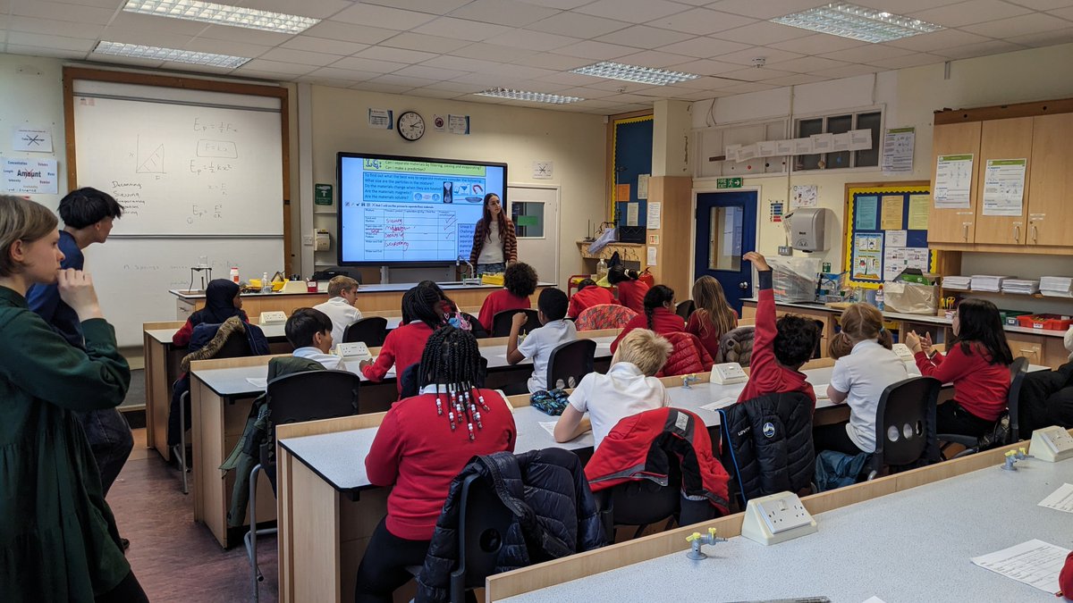 Alleyns_Science's tweet photo. Final session of four with @AlleynsSchool Year 12 teaching science to the Year 5 students from Bessemer Primary, today Separation Techniques. #AlleynsSTEM #AlleynsScience @AlleynsPartners https://t.co/rJNsw7KE6q