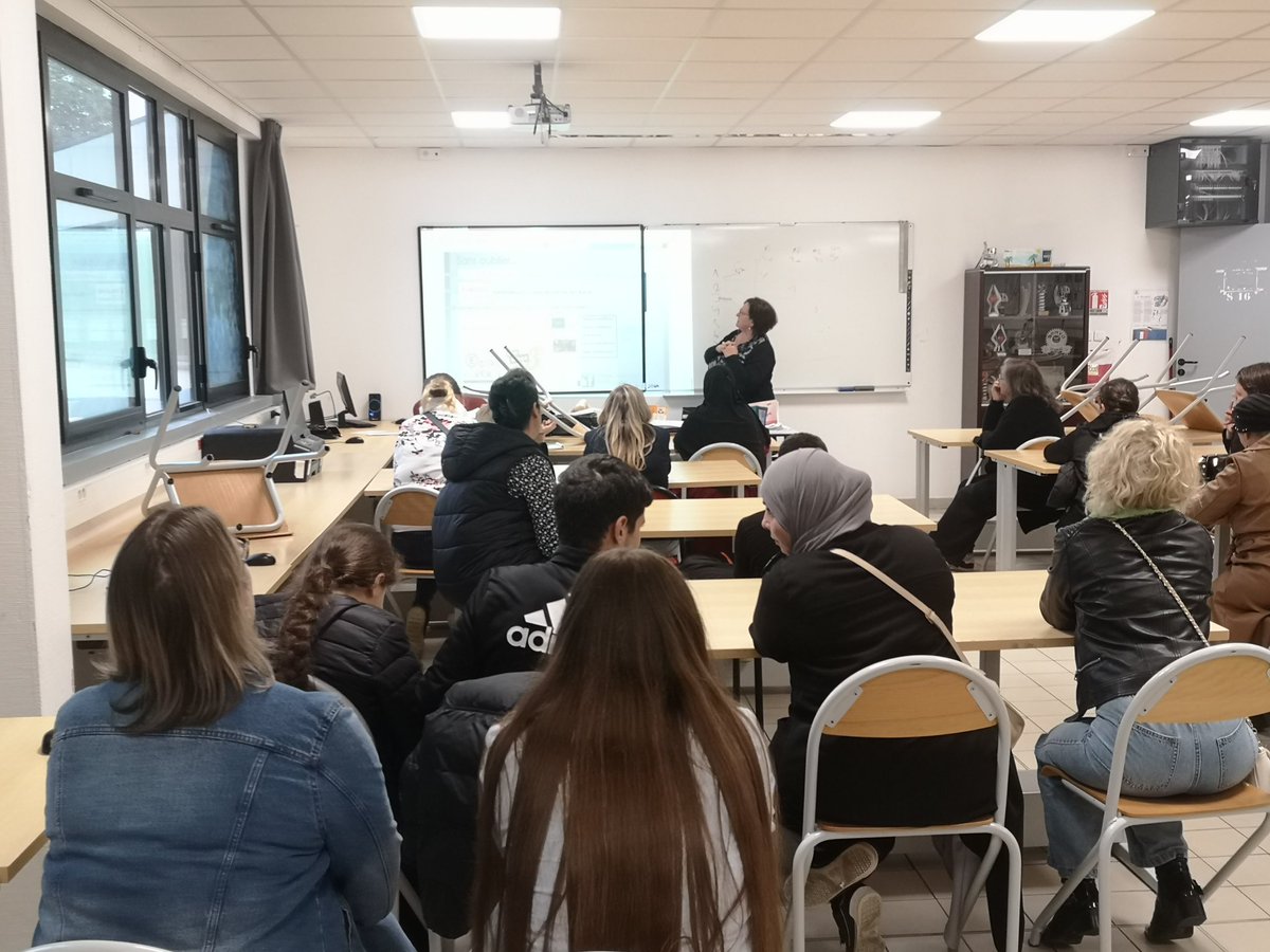 Presence massive des parents lors de la réunion " les enjeux de la classe de 3eme" : orientation, examens, accompagnement des élèves. Réunion avec le proviseur du lycée puis avec les professeurs principaux : la réussite des élèves par un travail régulier avec les parents