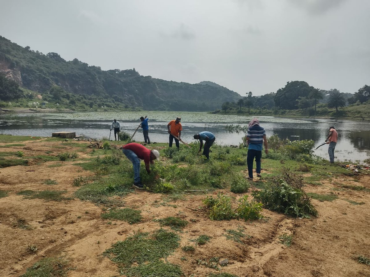 jmpworkshop's tweet photo. Under the  "Swachhata Pakhwada 2024"  Cleaning of  waterbodies and Park  in  Locomotive workshop Jamalpur. #SwachhataPakhwada2024 #EasternRailway https://t.co/WY7kHEemRg