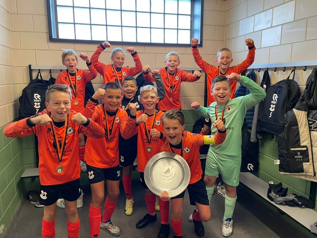 🥇│ 2 kampioenen afgelopen weekend: de O13-5 en de O11-1 haalden allebei de schaal binnen 💪

Beiden zonder puntverlies en met een doelsaldo om van te watertanden! 🤩 

Een dijk van een prestatie, gefeliciteerd! 🟠⚫️