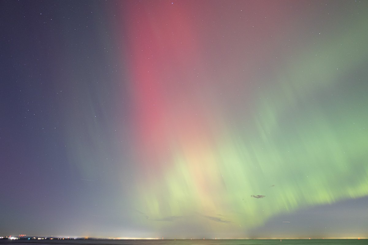 RASCNiagara's tweet photo. A fantastic display of northern lights began after sunset on Thursday and continued until after midnight. From Niagara, the show peaked after 10 p.m. Niagara Centre member Philip Downey took this picture from Lakeside Park in St. Catharines. https://t.co/JgroD7DA5z