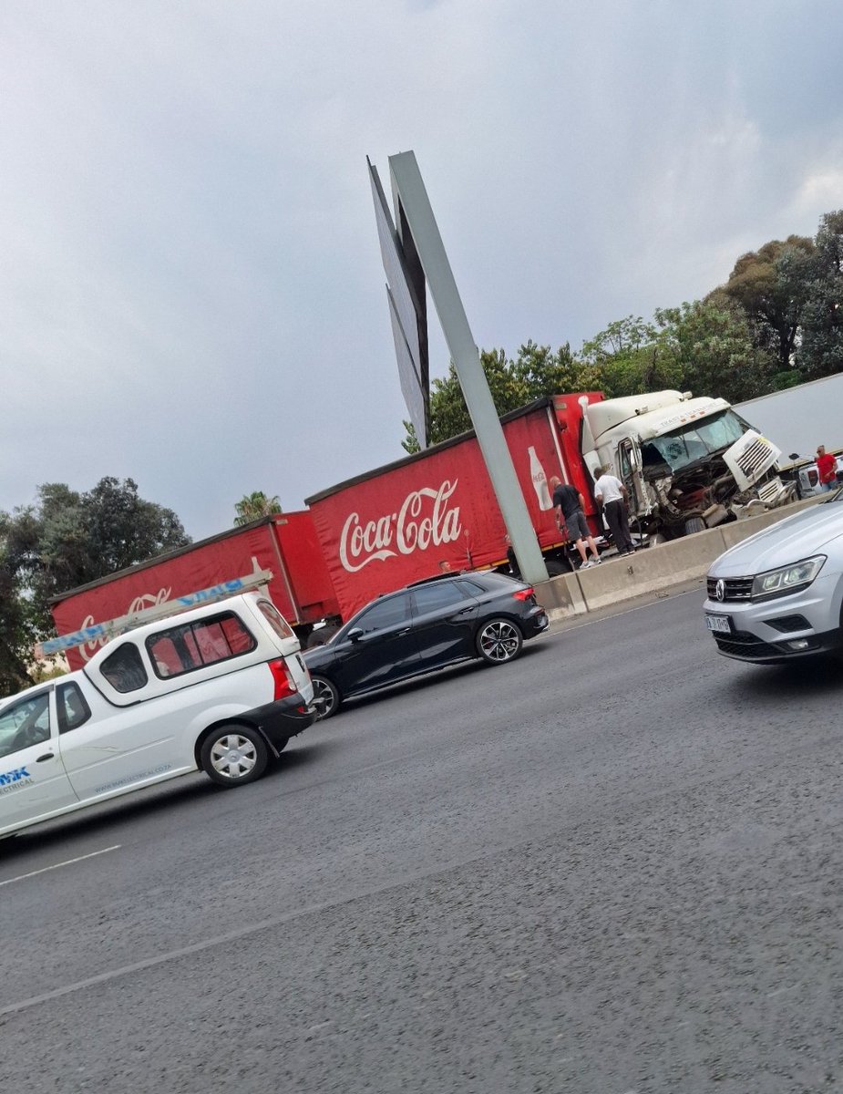 TRNOnline's tweet photo. @TrafficSA 

Avoid N3 North truck accident just after Van Buuren Off-Ramp, Bedford https://t.co/vRR9BpwBhb