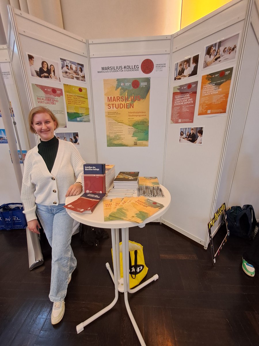 Mit den #Marsilius-Studien präsentierten wir uns heute beim #Willkommenstag der Uni! In diesem Semester bieten wir verschiedene #interdisziplinäre Seminare an:
👉 Anmeldung und weitere Informationen:
bit.ly/3BDzJ64

Wir wünschen allen einen guten Start in das Semester!