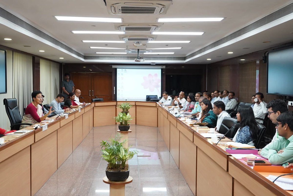 AamAadmiParty's tweet image. जय छठी मईया🙏🏻

मुख्यमंत्री @AtishiAAP जी ने छठ महापर्व की तैयारियों को लेकर ज़िलाधिकारियों के साथ की उच्च स्तरीय बैठक‼️

🔹इस साल दिल्ली में 1000+ छठ घाट तैयार करेगी AAP सरकार 
🔹श्रद्धालुओं की सुविधा के लिए हर विधानसभा में एक बड़ा मॉडल छठ घाट बनेगा
🔹घाटों पर लाइट, साफ़ पानी,…