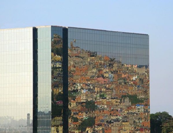 FotosDeFatos's tweet photo. "O reflexo de um país", Rio de Janeiro, Brasil, 2015. ©Paul Clemence https://t.co/RQDUA5NdJk