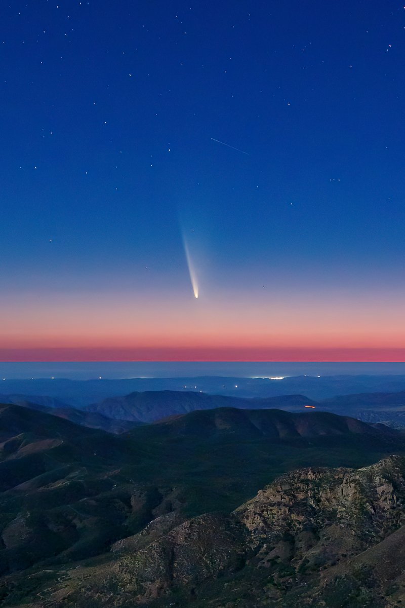 lajornadaonline's tweet image. #DíaEnImágenes El "cometa del siglo" y más brillante

El #TsuchinshanATLAS, cuya denominación exacta es C/2023 A3, será visible al mirar hacia el oeste en todo el hemisferio norte por unas 10 noches a partir del sábado pasado.
El cuerpo celeste, que es el más brillante en una