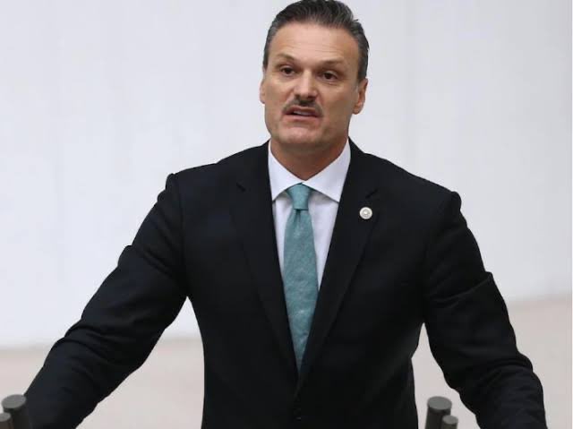 Alpay Özalan’ın, yeni Gençlik ve Spor Bakanı olduğu iddia ediliyor.
(🔗Tahir Kum)

👨🏻 Yaş: 51
🇹🇷 Uyruk: Türkiye 
🛡 Mevki: Bakan
🚶‍♂️ Boy: 1.88m
👟 Ayak: Sağ
♊️ Burç: İkizler