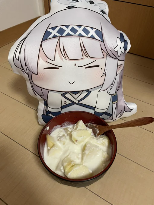 ドヤヒマちゃん今日のズボラ健康おやつだよヨーグルトめっちゃ入ってるように見えるけどリンゴが1玉とキウイが入ってるからそう見えるだけだよ……たぶん…これからはもう少し計算して作ろうね… 