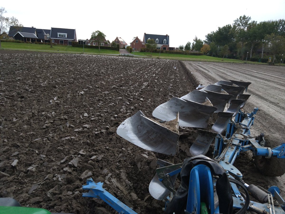 We zijn weer aan het ploegen en tarwe zaaien 🚜
