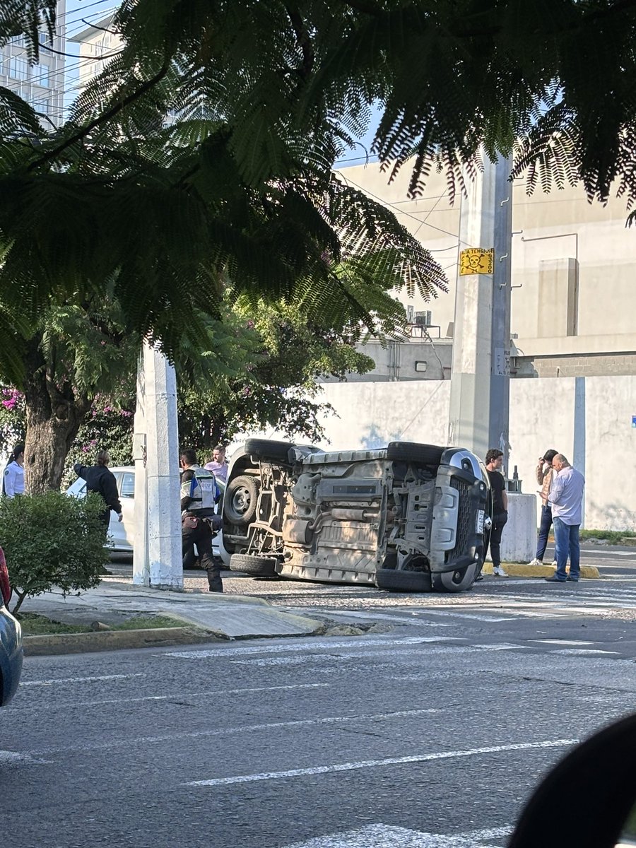 Chockova's tweet photo. @Trafico_ZMG  Moctezuma y av. Labna. 
Plaza ciudadela …😰 https://t.co/SwKu5Ag6z7