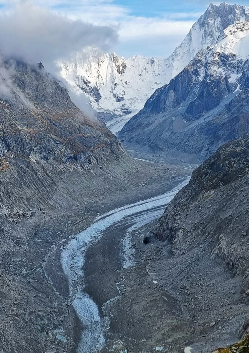 subfossilguy's tweet photo. Mer de Glace from Signal Forbes 😰
1st Sept. 1995 | 14th Oct. 2024

The 1970-1980s were marked by a series of positive MB years
1995 was the peak of the subsequent re-advance at MdG
2024 is just another year on the path of anthropogenic climate change

1995 pic by @HayakawaYukio https://t.co/NjdSLxcpF6