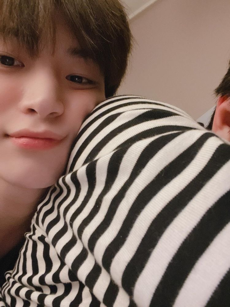 얹짅님이 여기서 잠들었다는 뜻은
둘이 같이 잔다는건가요….?
애기 잠들어서 옆에 있어요???????