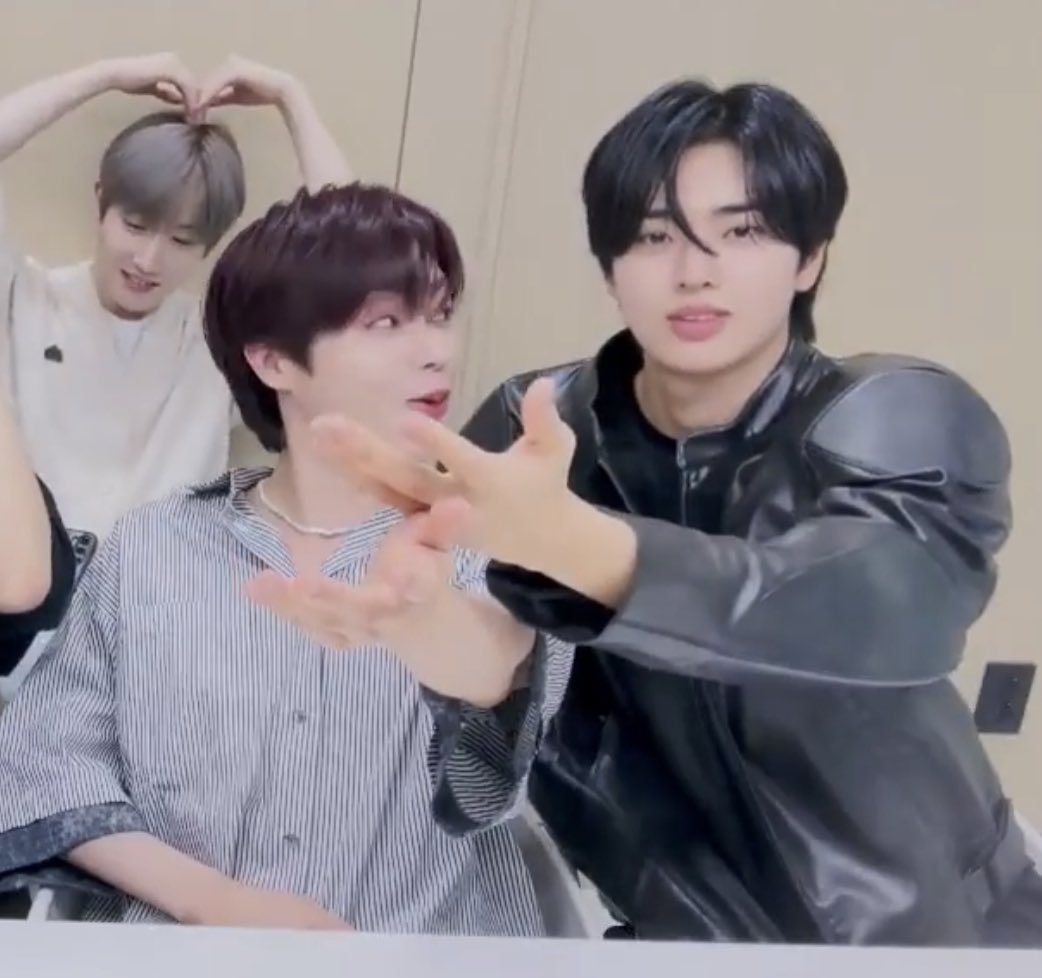 BinMimi2's tweet image. Yêu hai cục bông nhắm ạ ~ 🩵💚🌸
🫠🫶🤍
#HANBIN #EUNCHAN #한빈 #은찬 #CHANBINjjang