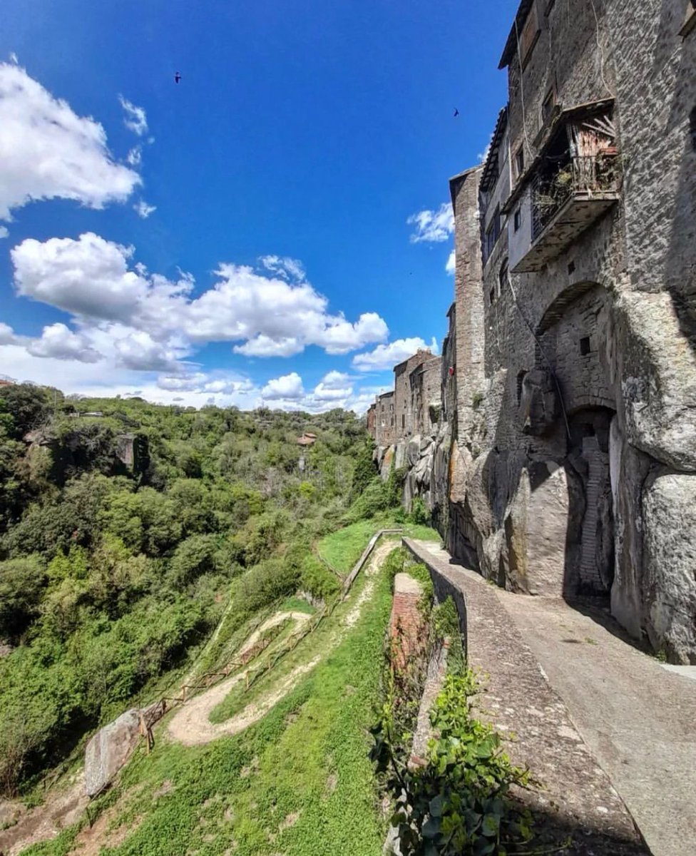 visit_lazio's tweet image. Quanti di voi sanno che a #Vitorchiano, borgo medievale della #Tuscia, si trova l'unico #Moai fuori dall’Isola di Pasqua? 

👉visitlazio.com/vitorchiano/

📷 Ig nikfio

#VisitLazio #LazioIsMe #LazioEternaScoperta