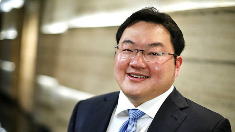 KylePhilllips's tweet photo. Look at this man.

He grew up poor.

Stole $5.5 billion from the government.

Lived the ultimate life of luxury.

Financed "The Wolf of Wall Street" with stolen money.

And now he’s one of the most wanted men in the world.

Here’s how he pulled off the biggest scams in history: https://t.co/xThKCpm8A7