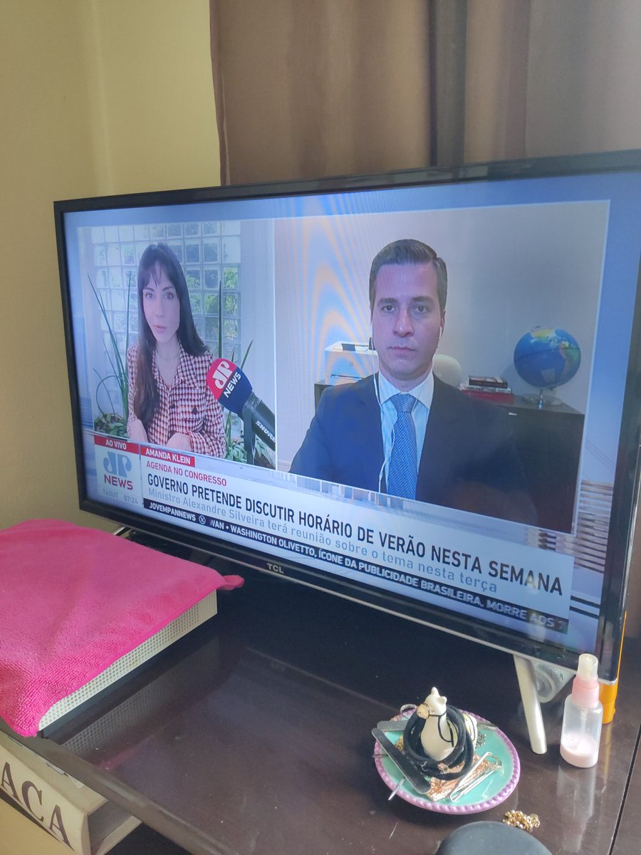 txt_ribeiro's tweet photo. Acordaaaaaa! 
Será que alguém quer a volta desse horário de verão? https://t.co/XABuByTwuN