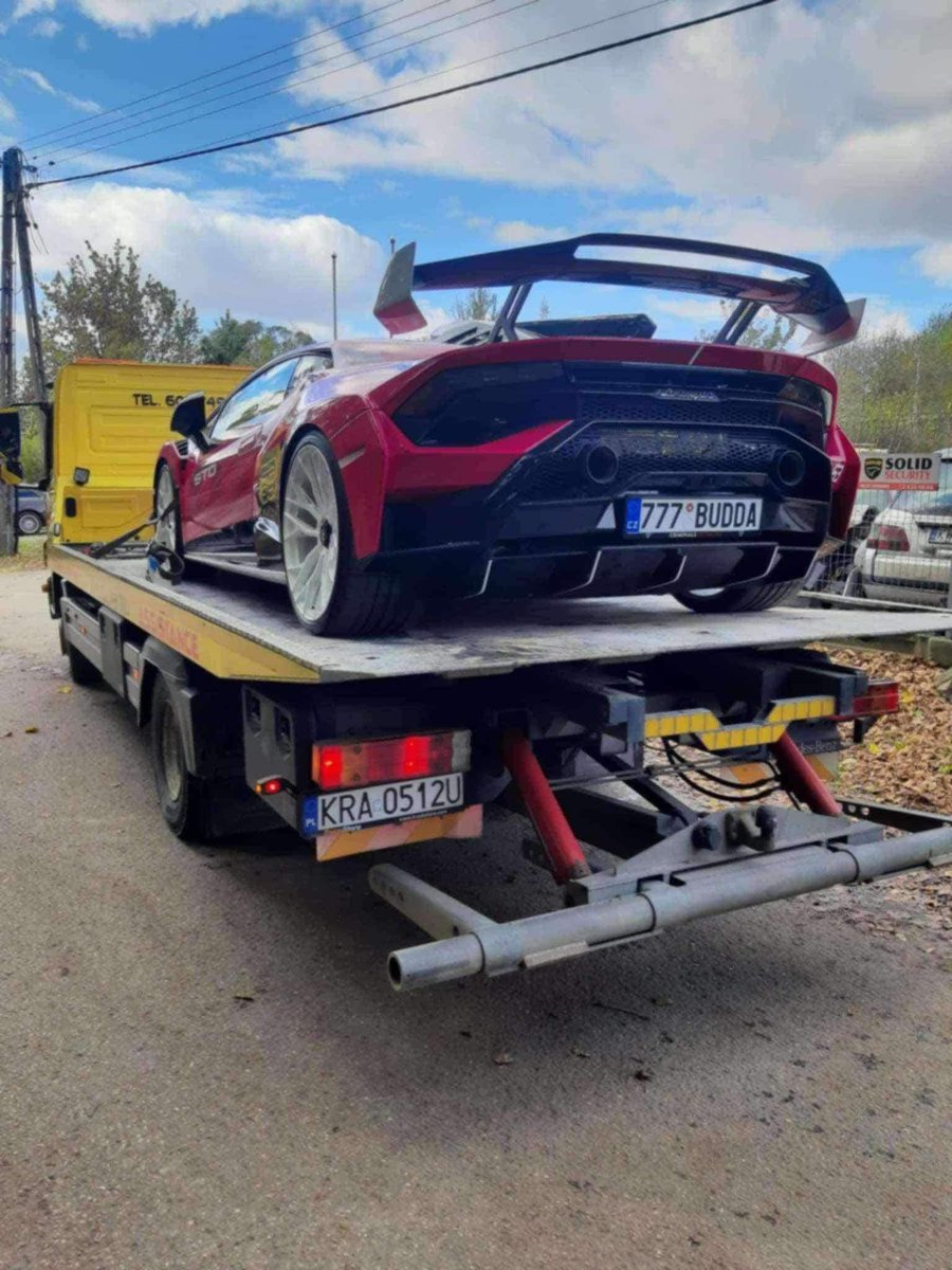 ShortReportOnX's tweet photo. #BREAKING ‼️‼️
In connection with the detention of YouTuber Kamil L. Budd. The Central Bureau of Investigation conducts searches and confiscation of cars at MGP Garage
#Budda #MGP #Labudda #YouTube #YouTuber https://t.co/TLJZ6vYbcP