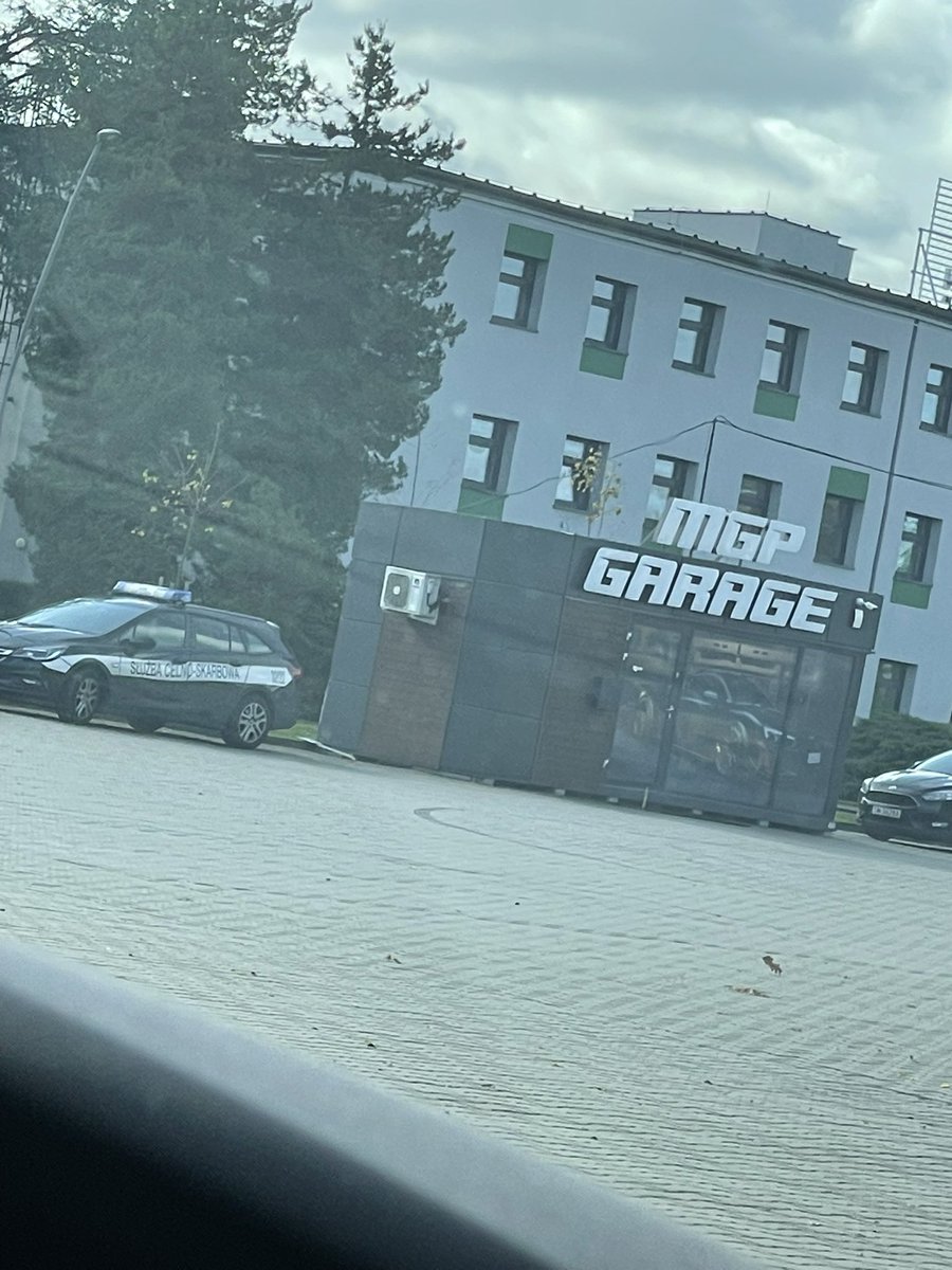 ShortReportOnX's tweet photo. #BREAKING ‼️‼️
In connection with the detention of YouTuber Kamil L. Budd. The Central Bureau of Investigation conducts searches and confiscation of cars at MGP Garage
#Budda #MGP #Labudda #YouTube #YouTuber https://t.co/TLJZ6vYbcP