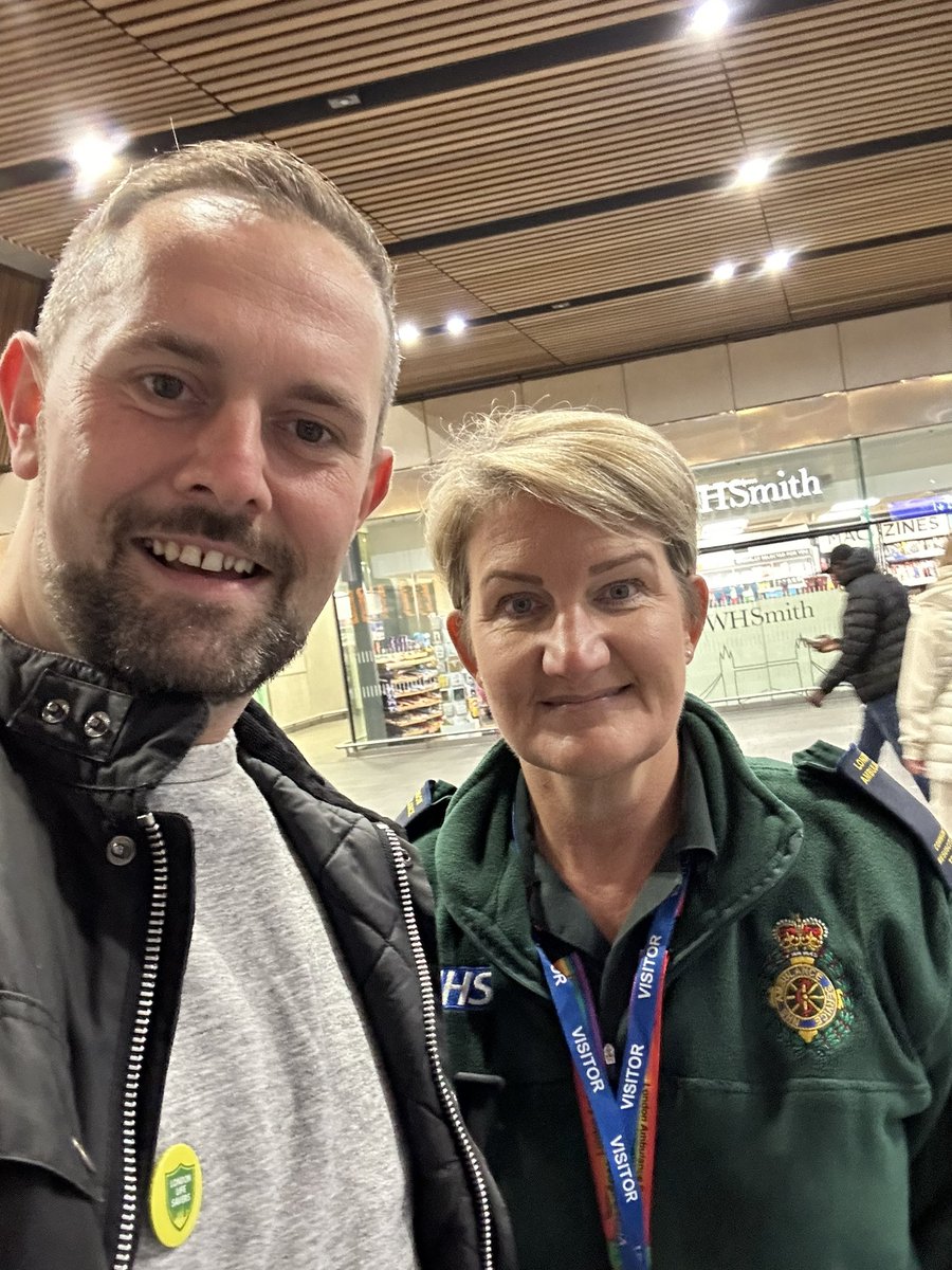 matbie87's tweet photo. Learn lifesaving skills at London Bridge. I'm officially London Livesaver.
#lifesaver #londonbridge #londonambulance https://t.co/3OrFGpKsKx