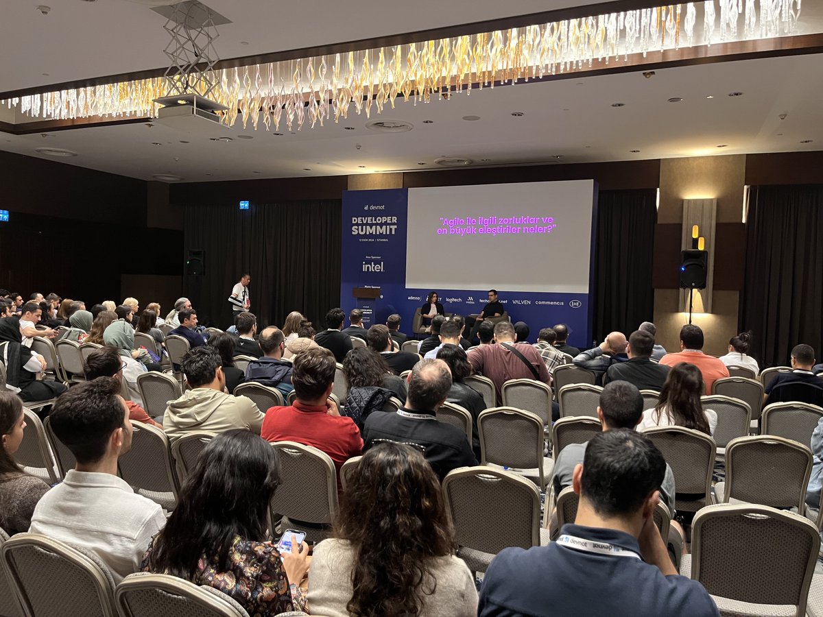 craftgateio's tweet photo. Kurucu ortaklarımızdan @lemiorhan'in "Unlearn Modularity" başlıklı sunumunu gerçekleştirdiği #DevnotSummit24 bu sene de yoğun bir katılım ile gerçekleşti. Kalabalık bir ekip ile yer aldığımız etkinlikte Ergin, agile ve verimlilik konularına dair panelde de konuşmacı oldu. Sunumun tamamına buradan ulaşabilirsiniz: https://t.co/rqqypEre4P #Craftgate @devnot_