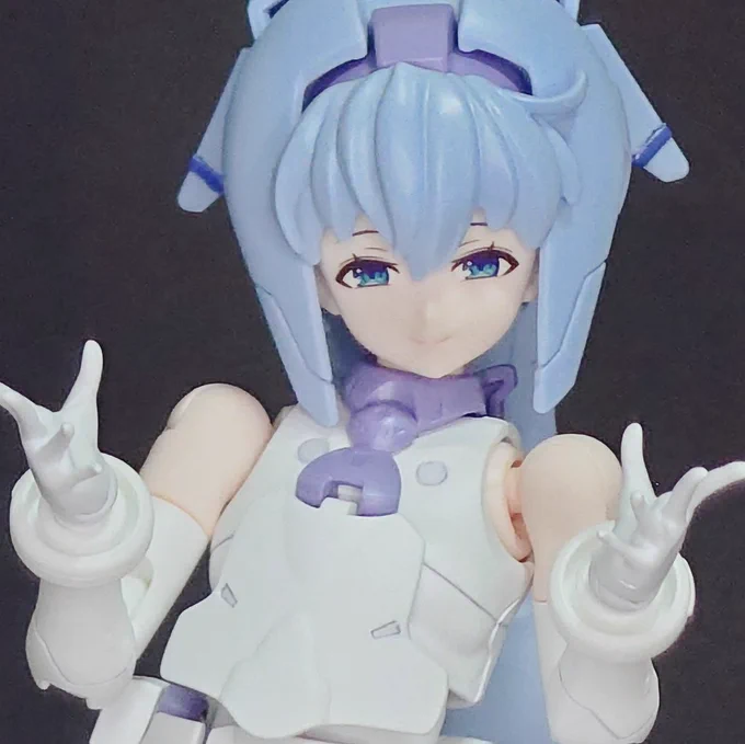モビルドールサラさん完成顔のモールド埋めたのでアイデカールは反則技を使わせてもらってる 