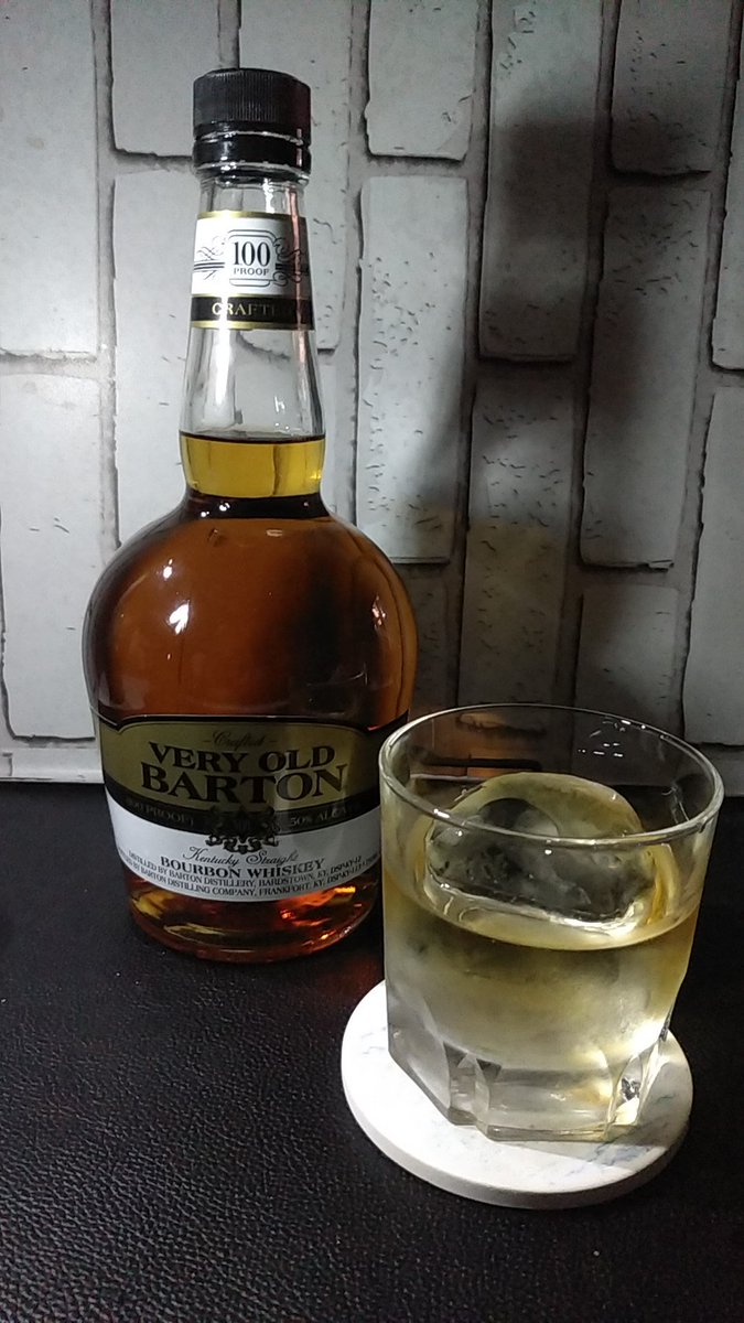 9639ryo's tweet photo. 日曜のウヰスキー
#サカラバライブ を視聴しながら、日本酒ワンカップ呑んでからの #黄色薔薇 30数年ぶりの出会いで初のHBにしてみたら、旨くて買って正解、#FRONTIER 濃いめのHBが良き、#VERYOLDBARTON 初見のバーボン、好きな50%で飲み応え◎、〆は、#KNOBCREEK RYE共々ロックで好きヤツ✌ https://t.co/yuEtdZPDjU