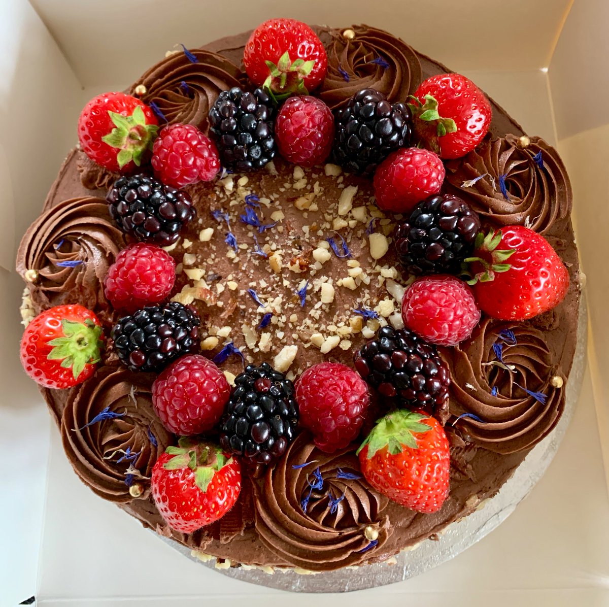 Three layers of light chocolate cake filled with a chocolate mousse cream, encrusted with mixed chopped nuts and finished with delicious organic fruits…
Tel:  07824 705364 or DM
#firsttmaster #cake #shopindie #handmade #chiswick #EarlyBiz