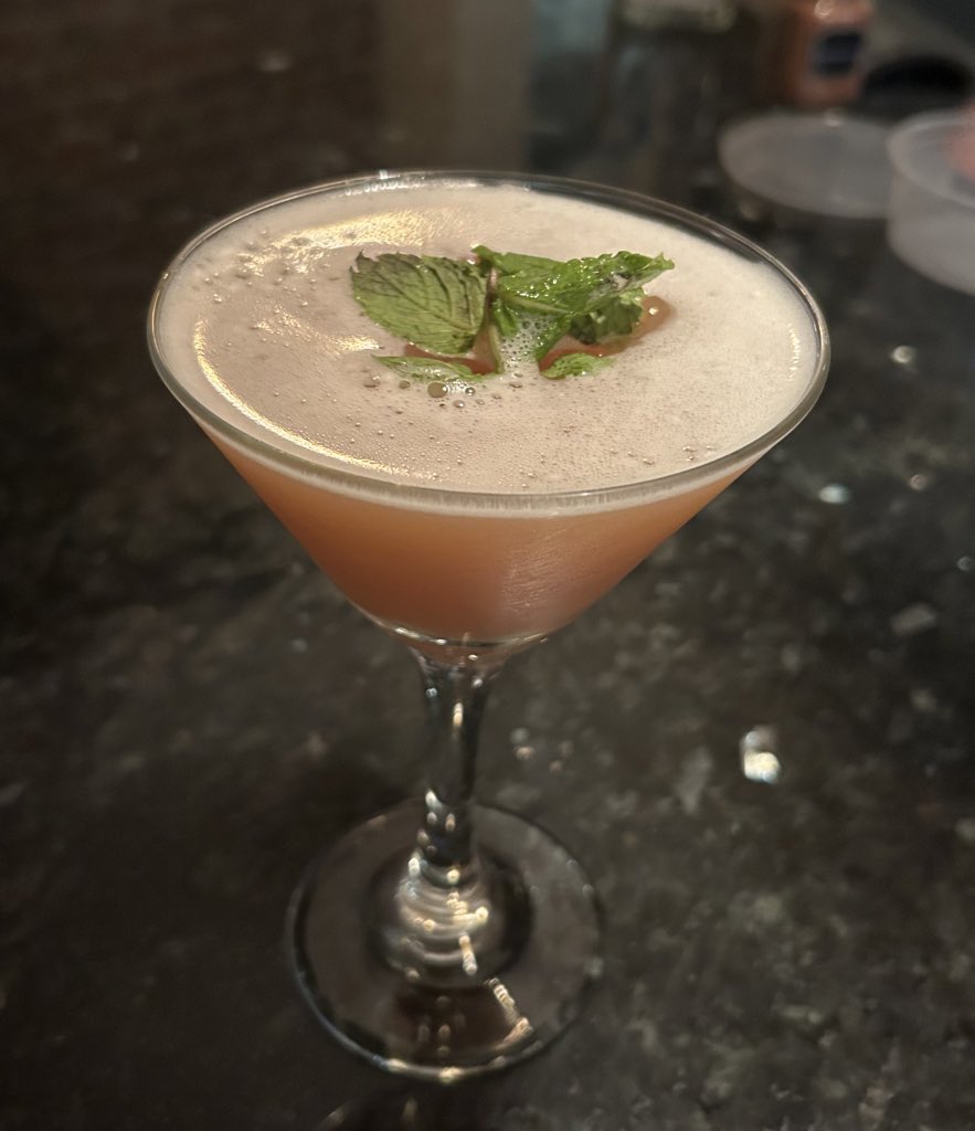 🦃 HAPPY THANKSGIVING 🦃 

🍑 The Georgia Peach 🍑 
peach schnapps 
white rum 
orange juice
cranberry juice

Garnish with mint 🍃 
#georgiapeach #restaurantlife #happyhourdrink #happyhourspecials #happyhourspecials #thanksgiving #drinkspecial #thanksgiving2024