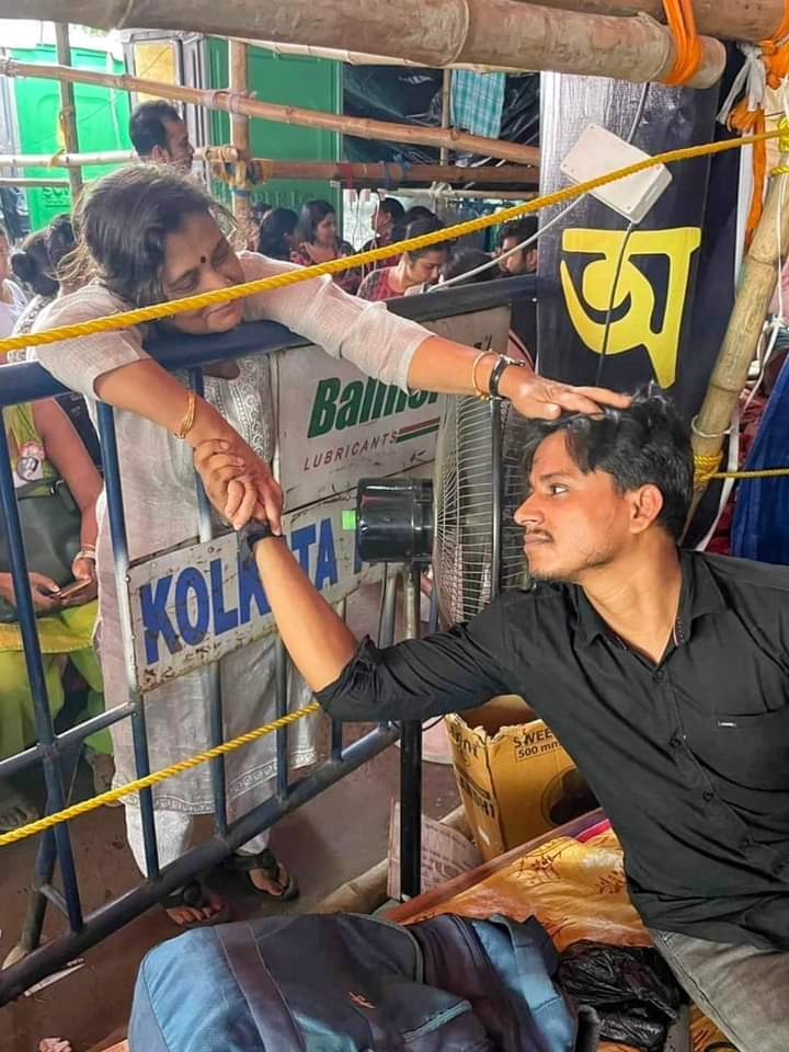 আশীর্বাদ মাথা পেতে নিলাম।

"নারী,শিক্ষা,স্বাস্থ্য,অধিকার,
প্রতিবাদ,মূল্যবোধ ,মানবিকতা,...."

এই শব্দগুলো নিয়ে যুদ্ধ চালিয়ে যাওয়ায় অঙ্গীকারবদ্ধ জুনিয়র ডাক্তাররা।।
