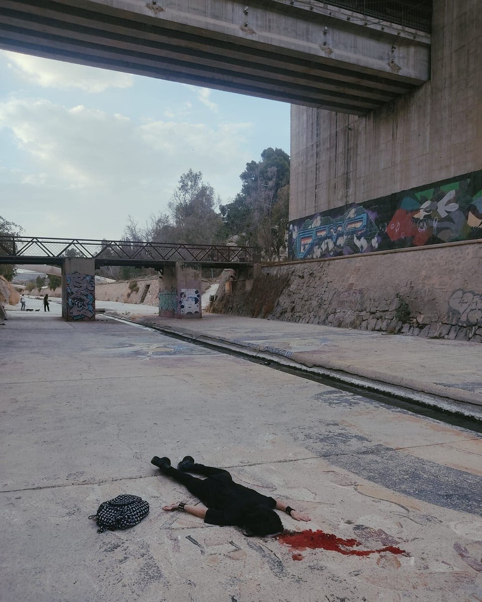 Havaloned's tweet photo. Puente ferrocarril Elche, lo que no cuentan:
Varias veces intenté saltar, estuve apunto, recree como pude haber terminado, todavía siento ganas de hacerlo, tengo motivos, pero si lo hago, nadie se daría cuenta.
Seguirá ocurriendo, seguirán censurando.. https://t.co/8JcgpmkUlX