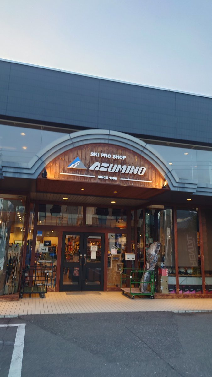 kawa__sun's tweet photo. 今シーズンも #スキープロショップ安曇野 さんでJrのスキーシーズンレンタルをお世話になります!
話し込んでしまったんですがフリーライド系も基礎系の板もたくさん…
もちろん #ICELANTIC も #WAPAN も。
今まで気が付かなかったんですが #POOLFREAK のポールも現物見れますよ! https://t.co/zpLIEdOJA4