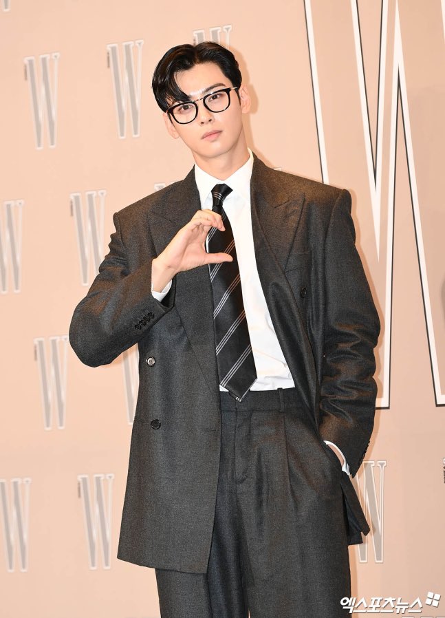 PopBase's tweet photo. Cha Eunwoo looks suave at W Korea's breast cancer awareness charity event. https://t.co/0FkEnMaJnq