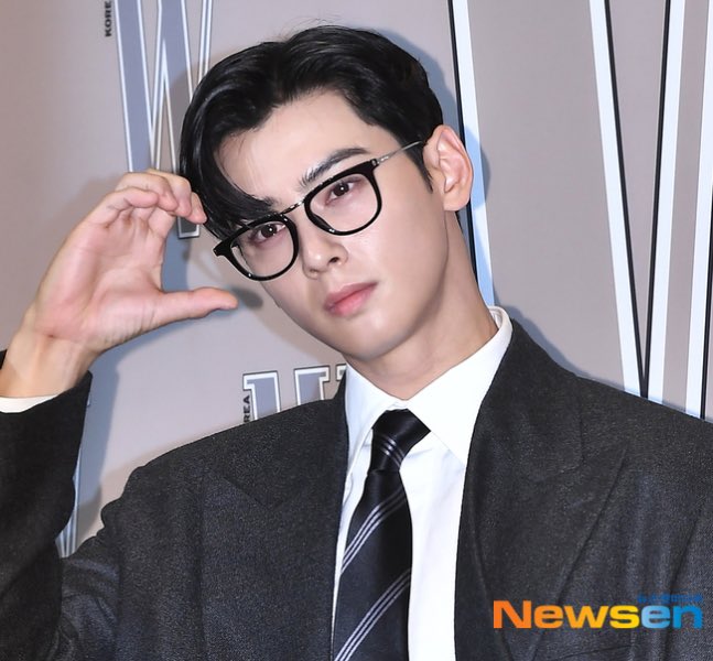 PopBase's tweet photo. Cha Eunwoo looks suave at W Korea's breast cancer awareness charity event. https://t.co/0FkEnMaJnq