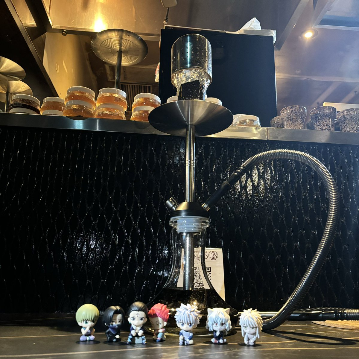 y_j13tx's tweet photo. シースタンドで推しシーシャやってたから行ってみた☁️
ハンターハンターのキャラクターで黒のボトルで頼んでみたけどかわいい＾＾

 #シースタンドで推しシーシャ写真
#cstand #推しシーシャ #ハンターハンター #hunterxhunter https://t.co/EpFESSmUUh