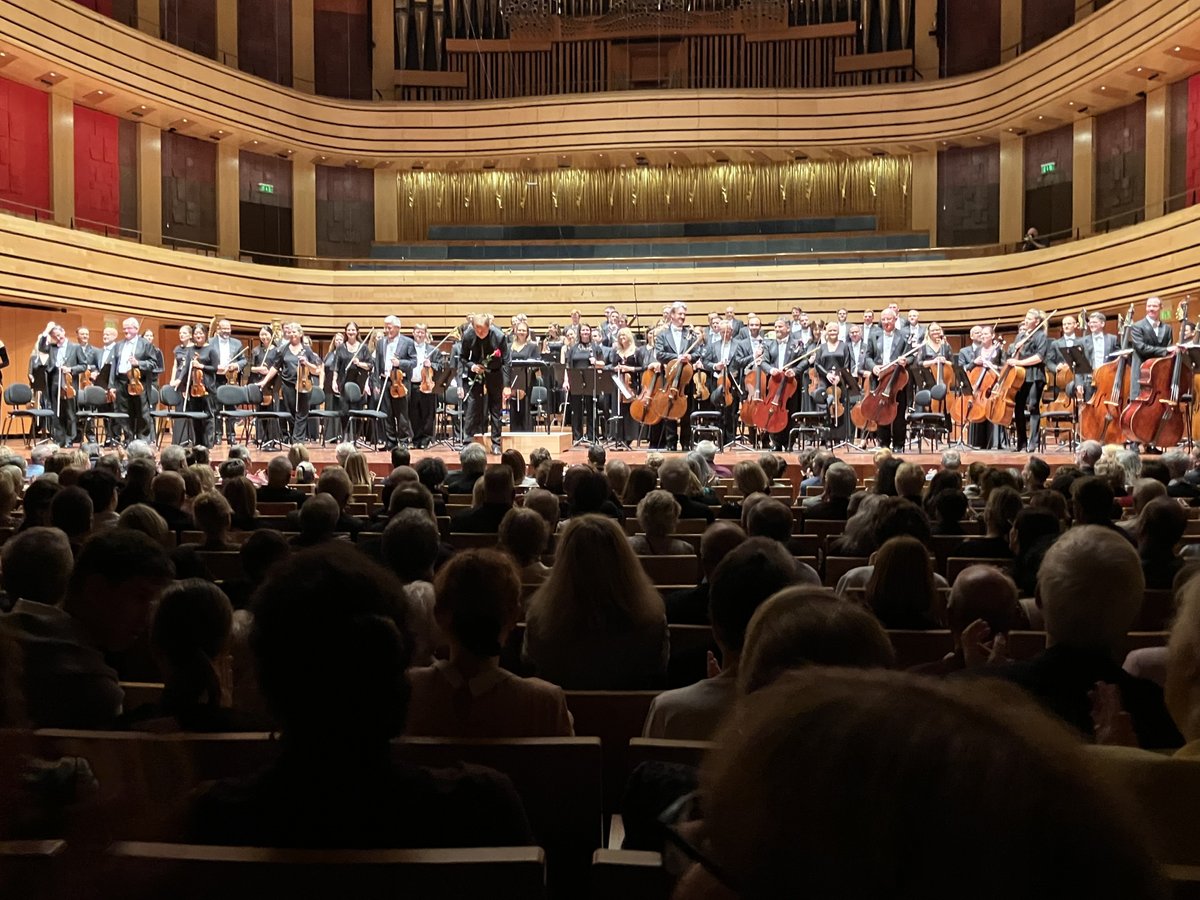 royalphilorch's tweet photo. Budapest 🇭🇺 with Vasily Petrenko and pianist József Balog.

Thank you for having us, @mupabudapest!

#RPOontour

📷 1 Rebecca Rimmington
📷 2 Sarah Bardwell
📷 3, 4 Sali-Wyn Ryan https://t.co/Cmv1A36sCS