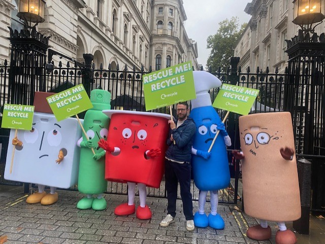 HarrietLamb_'s tweet image. Classic! As our @WRAP_NGO  five heros went to Downing Street in the pouring rain to deliver their impassioned message to the  nation to rescue them from the rubbish bin and put them in the recycling where they belong, who should come out but the man with the bin....#RecyleWeek