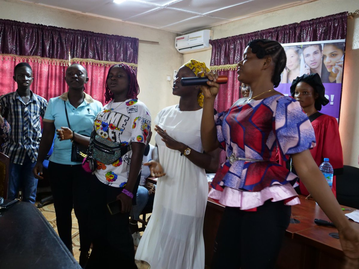 🌟 Honouring the #idg2024 in Port Loko!
Girls stepped into leadership roles like Mayor, PIIA Manager, and Deputy Chief Administrator, discussing the Child Marriage Act and gender equality. Together, they shared their vision for a brighter future. 💪✨
#UniteForPeace