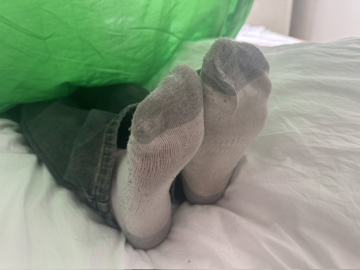 初中妹妹不太注意个人卫生呀  但皮肤是真的嫩  清纯的气息  淡淡的脚臭味