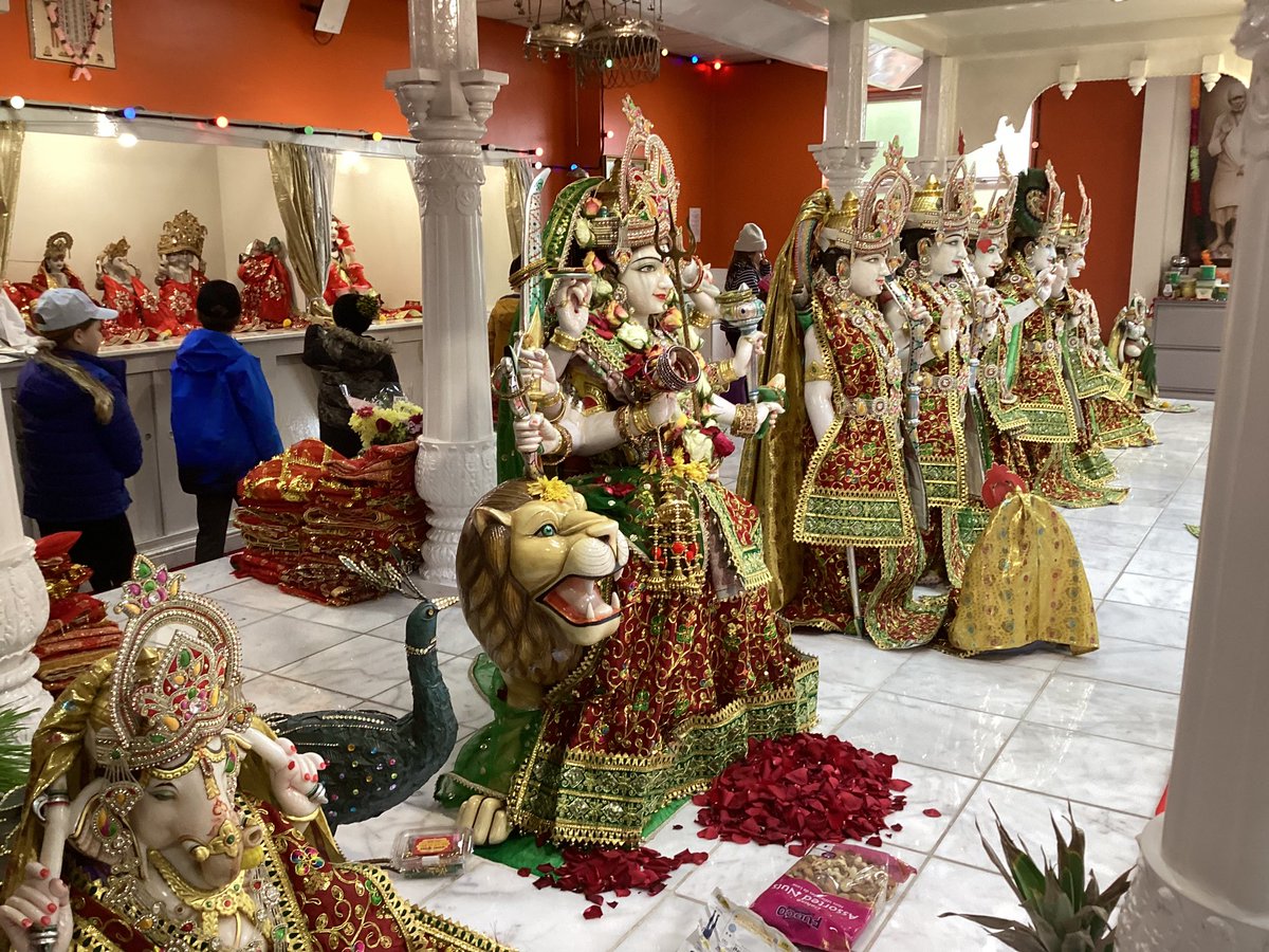 CalowCofEClass3's tweet photo. The Hindu temple was fascinating and beautiful. We were very thankful for our gifts. 🍬🍌🍎 https://t.co/FO49RLgj8k