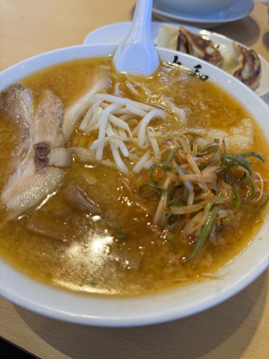 praph_0506's tweet photo. 佐野にある大和さんへ(*´`)
人気と聞いてお昼からちょっとずらしてみたけど凄い行列でした😳
県外ナンバーも沢山！
私は辛ネギ味噌ラーメン､背脂･にんにくトッピングで🤭
まぁ…美味しい❤️❤️❤️
チャーシューもほろっほろ🥹
待った甲斐がありました🫶
ごちそうさまでした😋

 #佐野
 #大和
 #ラーメン https://t.co/QrYFvC6xno